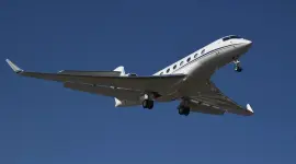 Imagen referencial de un avión en vuelo.
