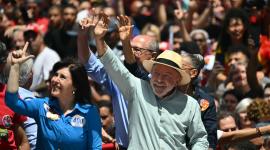 El presidente de Brasil y candidato presidencial Luiz Inácio Lula da Silva saluda junto a la candidata al Senado Federal Simone Tebet.