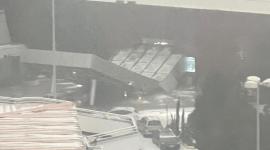 Un techo, en el Centro Comercial El Bosque, colapsó este domingo 4 de octubre debido a las fuertes lluvias.