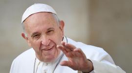 El papa Francisco saluda a los fieles a su llegada a la Plaza de San Pedro para su audiencia general semanal el 25 de septiembre de 2019 en el Vaticano.