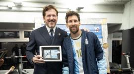 Alejandro Domínguez, presidente de la Conmebol, junto a Lionel Messi en el camerino del Estadio Monumental.