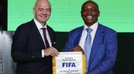 En la imagen aparecen el presidente de la FIFA, Gianni Infantino, a la izquierda, y el presidente de la Confederación Africana de Fútbol (CAF), Patrice Motsepe, a la derecha.