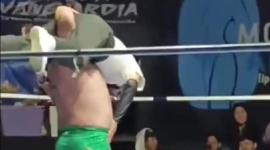 Momento en el que el luchador carga al árbitro de 75 años para lanzarlo sobre la lona.