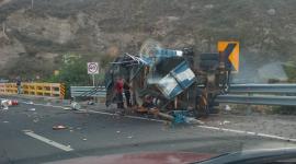 Un camión quedó destrozado en un siniestro de tránsito en el puente de Guayllabamba.