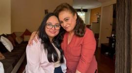 Verónica Luzuriaga, paciente trasplantada, junto a su madre un año después de haberse realizado el proceso.