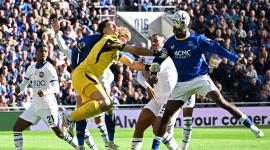 El portero Emiliano Martínez choca con el defensa inglés del Everton, Jarrad Branthwaite, durante el partido de la Premier League entre el Everton y el Chelsea.
