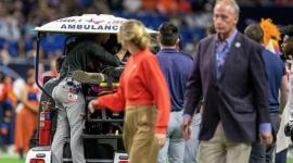 Paramédicos atendieron y trasladaron al hospital a un militar que cayó del techo de un estadio en Texas.