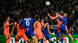 El defensa español del Barcelona, ​​Gerard Martín (n.º 18, segundo desde la derecha), y el defensa francés del PSG, Lucas Hernández (n.º 21, a la derecha), disputan el balón durante el partido de la tercera jornada de la primera fase de la Liga de Campeones de la UEFA