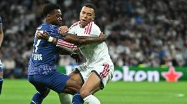 El delantero francés del Real Madrid, Kylian Mbappé, choca con el defensa alemán del RB Leipzig, Ridle Baku (n.º 17), durante el partido de la tercera jornada de la primera fase de la Liga de Campeones de la UEFA.