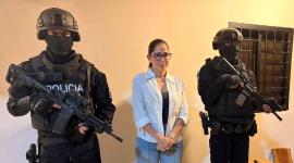 Luisa González es custodiada por dos agentes de la Policía Nacional.