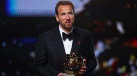 Londres, Gran Bretaña - 26 de octubre de 2026. Harry Kane, del Bayern de Múnich, celebra tras ganar el Balón de Oro masculino