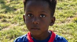 Nevada Pierre un niño de tres años con grandes destrezas en el fútbol.