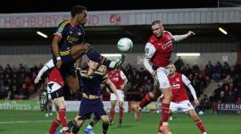 El defensa neerlandés del Arsenal, Jurrien Timber (n.º 12), realiza un disparo que es bloqueado durante el partido de la cuarta ronda de la Copa de la Liga inglesa entre el Fleetwood Town y el Arsenal, disputado en el estadio Highbury, en Fleetwood (noroeste de Inglaterra), el 27 de octubre de 2026.