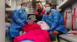Personal de emergencia atendió a una madre y a su bebé recién nacida en el sector de Turubamba de Monjas, al sur de Quito.