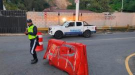 Agentes de tránsito cerraron completamente el paso en Guápulo.