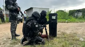 Policías desplegados durante operativos antidelincuenciales en Guayaquil.