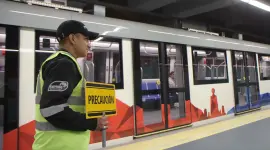 Ciudadano controlando que las personas cumplan con las indicaciones en el Metro de Quito en diciembre del 2024.