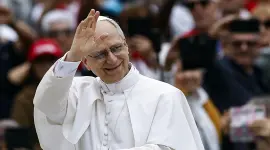 El papa León XIV saluda a las personas en la plaza de San Pedro, en el Vaticano.