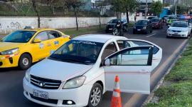 Los asaltantes viajaban en un vehículo color blanco que fue reportado como robado.