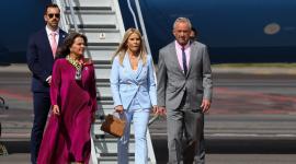 El secretario de Salud y Servicios Humanos de los Estados Unidos, Robert F. Kennedy Jr. (d), llega junto a su esposa Cheryl Hines (c) este viernes 23 de mayo del 2025.