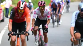 El ciclista ecuatoriano Richard Carapaz compite en el Giro de Italia 2025