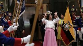 María José Pinto saluda durante una ceremonia de bienvenida a la Vicepresidencia de Ecuador este lunes 26 de mayo del 2025.