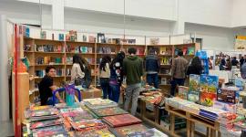 Personas asistieron a los stands de libros en la FILQ 2024.