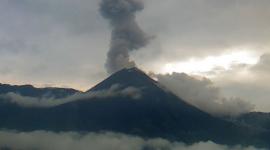 El volcán Reventador registra nubes de gas y ceniza desde el domingo 26 de mayo del 2025.