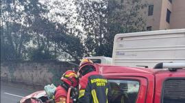 Una persona quedó atrapada al interior de su vehículo en la av. Mariscal Sucre y Edmundo Carvajal.