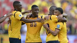 Los jugadores ecuatorianos celebran uno de los goles marcados a Venezuela, en el estadio Rodrigo Paz, el 21 de marzo del 2025.