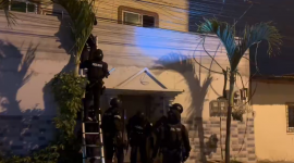 Policías allanando inmuebles en cinco cantones de Manabí, Guayas y Pichincha para detener a familiares de alias Fito