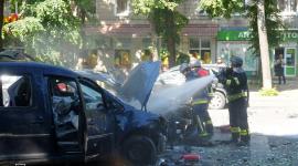 Rescatistas ucranianos extinguen un coche en llamas en el lugar de un ataque con misiles en Sumy, durante la invasión rusa de Ucrania.
