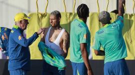 El entrenador de la selección brasileña de fútbol, Carlo Ancelotti (i), habla con Richarlison (c) durante un entrenamiento en Sao Paulo (Brasil).