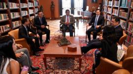 Luis Jaramillo, ministro de Producción, se reunió con representantes del Banco de China y de empresas de dispositivos móviles el 31 de mayo de 2025.