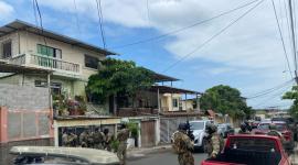 Miembros de la Policía Nacional durante un allanamiento a una vivienda que pertenecía a alias Fito, en Manabí, en 2024.