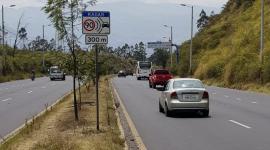 Los radares ubicados sobre la avenida Simón Bolívar muestran la velocidad a la que circulan los vehículos.
