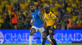 Moisés Caicedo, figura del equipo ecuatoriano, traslada el balón ante la marca de Gerson de Brasil, en el partido jugado el 5 de junio en Guayaquil.
