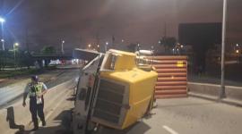 Un tráiler se volcó en la avenida Juan Tanca Marengo y Joaquín Orrantia, en el norte de Guayaquil, la madrugada del viernes 6 de junio del 2025.