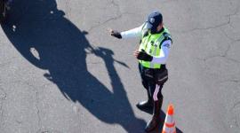 Agente de tránsito aplicando un cierre vial en Quito