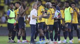 El entrenador de la Selección de Ecuador felicita a sus dirigidos después del empate ante Brasil por la fecha 15 de las eliminatorias.