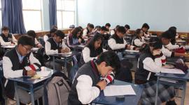 Estudiantes de una institución educativa municiapl de Quito durante una jornada de clases