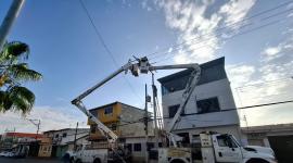 Personal de CNEL realiza trabajos de mantenimiento en los equipos de transmisión en distintas provincias.