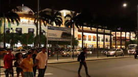 Un estructura colapsó en un centro comercial de Guayaquil, ubicado en la avenida Francisco de Orellana.