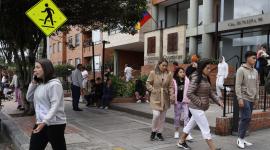 Personas salen de sus apartamentos tras un sismo de magnitud 6,5 este domingo, en Bogotá (Colombia).