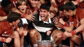 Carlos Alcaraz celebra su victoria en  Roland Garros este domingo 8 de junio del 2025..