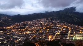 Imagen panorámica de Quito en la noche
