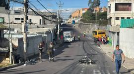 Una motocicleta impactó contra un bus escolar en el sector de El Inca la mañana de este lunes 9 de junio del 2025.