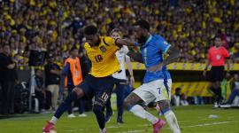 Nilson Angulo (izquierda) de Ecuador disputa el esférico ante Gerson, de Brasil, en el partido jugado el jueves 5 de junio en el estadio Banco Pichincha.