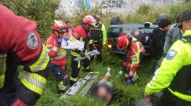 El Cuerpo de Bomberos de Quito atiende al conductor de un vehículo que cayó a una quebrada la mañana de este martes 10 de junio del 2025.