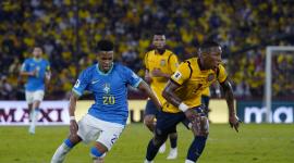 Moisés Caicedo (derecha) escapa de la marca de Estevao, jugador de Brasil, durante el partido de eliminatorias disputado el jueves 5 de junio, en  el estadio Banco Pichincha.